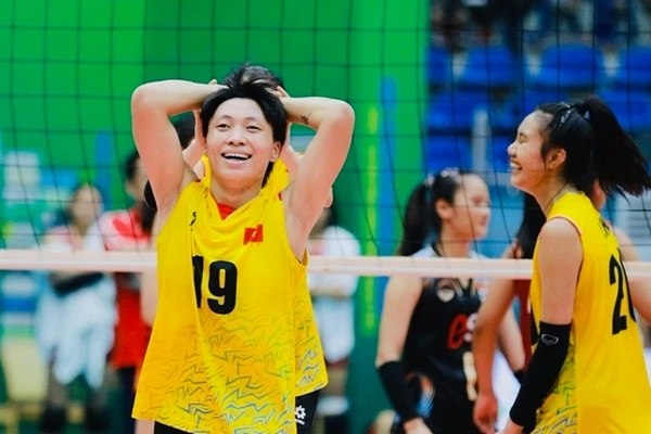 Đặng Thị Hồng กัปตันทีมวอลเลย์บอลหญิงเวียดนาม U21 หมายเลข 12 ในศึก VTV Cup 2025