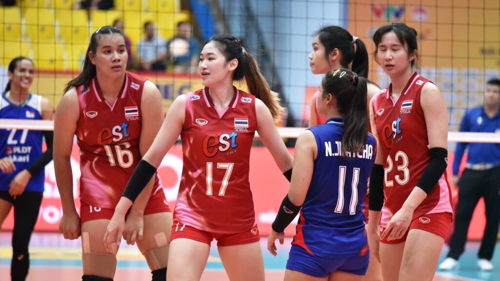 นักวอลเลย์บอลหญิงฟิลิปปินส์กำลังดีใจหลังจบเกม VTV Cup